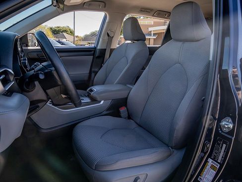 Used 2020 Toyota Highlander LE image 15