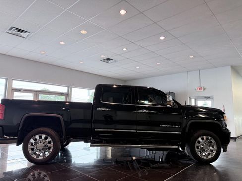 Used 2018 GMC Sierra 2500 Denali w/ Duramax Plus Package AWD/4WD image 19