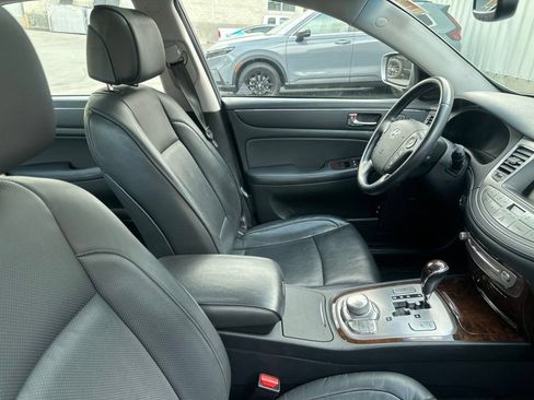 Used 2010 Hyundai Genesis 3.8 w/ Technology Pkg 4 RWD image 11