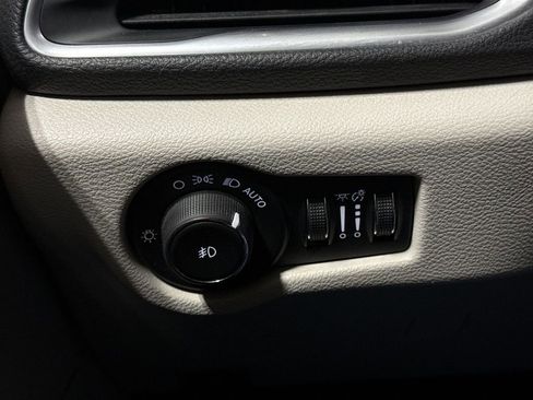 Used 2018 Chrysler Pacifica Limited image 19