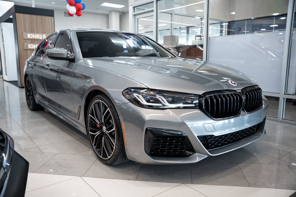 Used 2023 BMW M550i xDrive w/ Executive Package AWD/4WD image 2