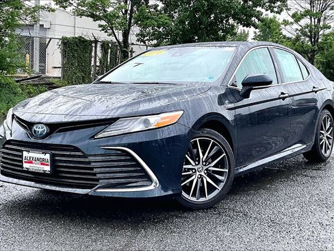 Used 2021 Toyota Camry XLE w/ Navigation Upgrade Package FWD image 1