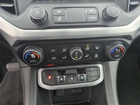 Used 2023 GMC Acadia SLT image 18