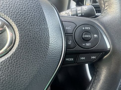 Used 2021 Toyota RAV4 XLE Premium image 18