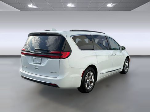 Used 2022 Chrysler Pacifica Limited FWD image 8