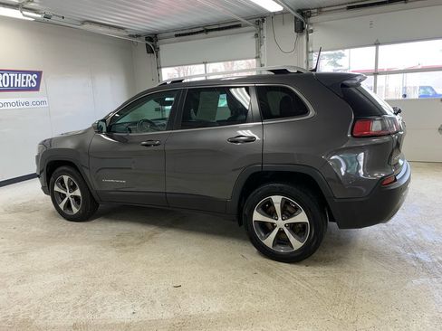 Used 2019 Jeep Cherokee Limited w/ Technology Group AWD/4WD image 3