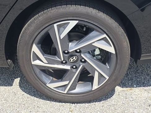 Used 2025 Hyundai Elantra Limited FWD image 11