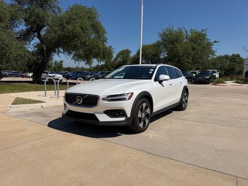 Certified 2025 Volvo V60 B5 Cross Country Plus AWD/4WD image 2