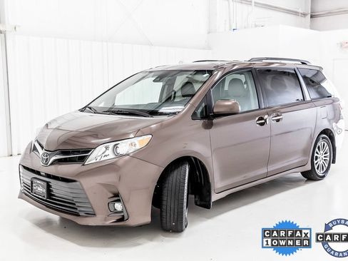 Used 2020 Toyota Sienna XLE Premium image 2