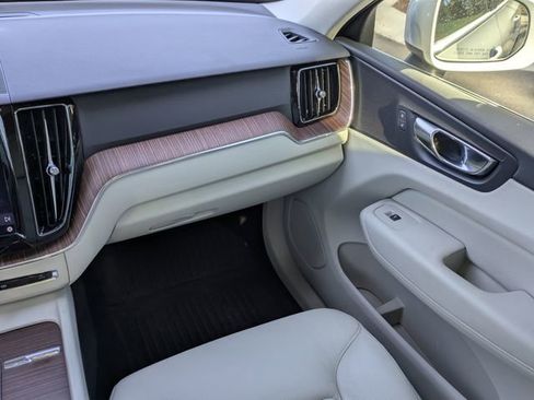 Used 2022 Volvo XC60 B5 Momentum w/ Advanced Package image 17