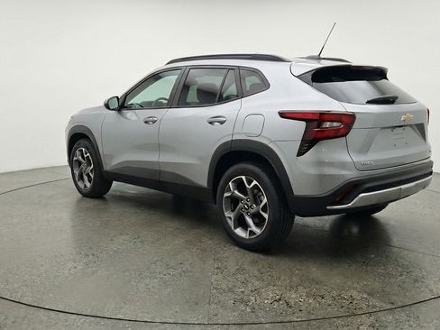 Used 2025 Chevrolet Trax LT w/ LT Convenience Package image 6