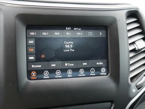Used 2020 Jeep Cherokee Latitude Plus w/ Cold Weather Group AWD/4WD image 19