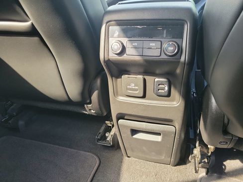 Used 2018 GMC Acadia SLT FWD image 30