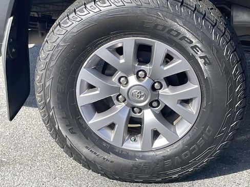 Used 2017 Toyota Tacoma SR5 w/ Tow Package image 12