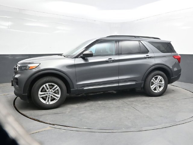 Used 2023 Ford Explorer XLT AWD/4WD image 3