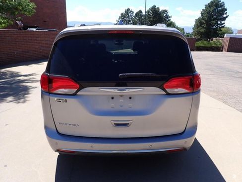 Used 2018 Chrysler Pacifica Touring-L FWD image 13