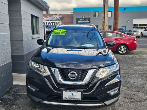 Used 2017 Nissan Rogue SV image 2