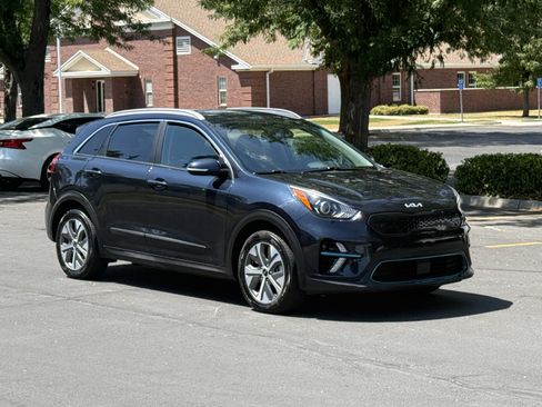 Used 2022 Kia Niro EX w/ Cold Weather Package FWD image 2