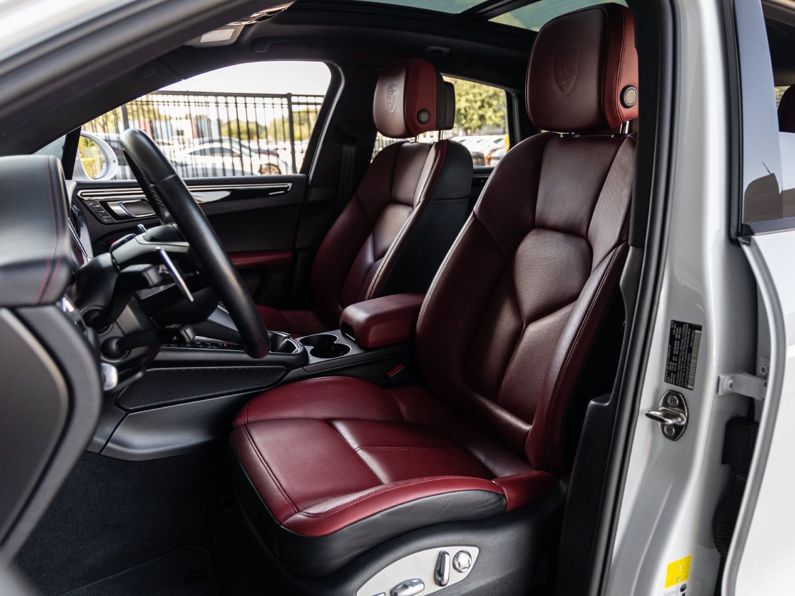 Certified 2023 Porsche Macan AWD/4WD image 5