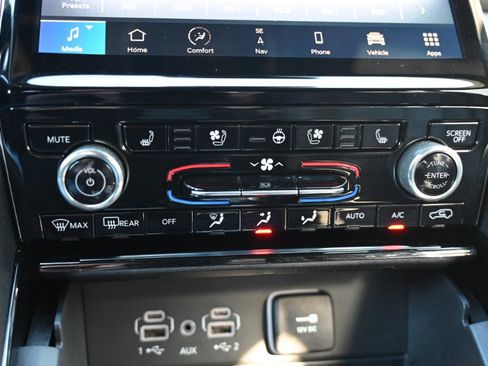 Used 2023 Jeep Grand Cherokee Overland AWD/4WD image 40