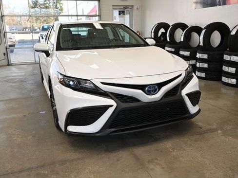 Used 2023 Toyota Camry SE w/ Cold Weather Package FWD image 3