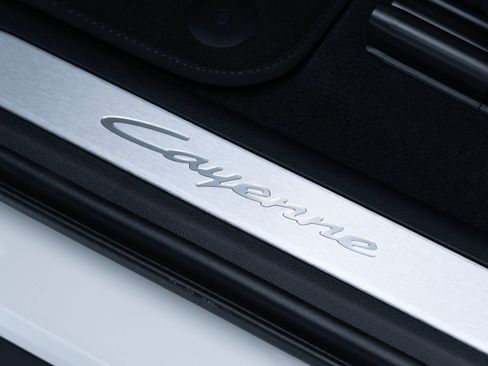 Certified 2025 Porsche Cayenne Coupe image 14