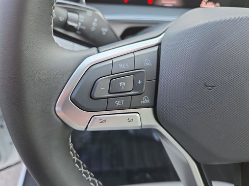 New 2025 Volkswagen Tiguan SE image 20