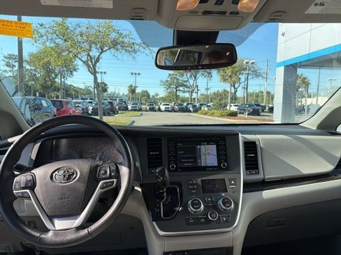 Used 2020 Toyota Sienna XLE w/ XLE Navigation Package FWD image 11
