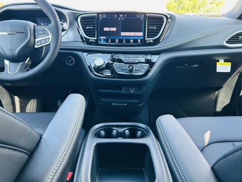 New 2026 Chrysler Pacifica Select w/ Quick Order Package 2EV image 26