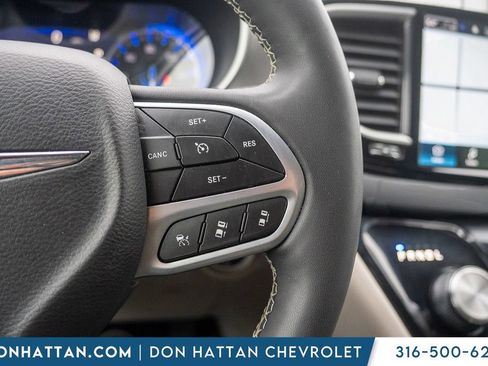 Used 2023 Chrysler Pacifica Touring-L FWD image 14