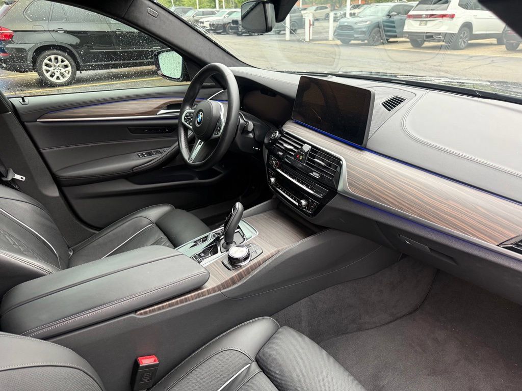Used 2023 BMW M550i xDrive w/ Dynamic Handling Package AWD/4WD image 11