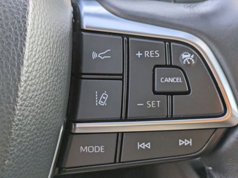 Used 2020 Toyota Highlander XLE image 29