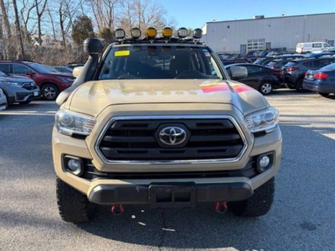 Used 2018 Toyota Tacoma SR5 image 2