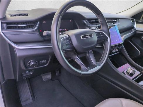 Used 2022 Jeep Grand Cherokee Laredo w/ Luxury Tech Group I image 10