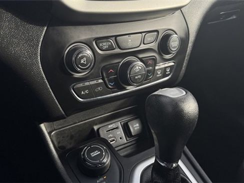 Used 2014 Jeep Cherokee Latitude w/ Comfort/Convenience Group image 26