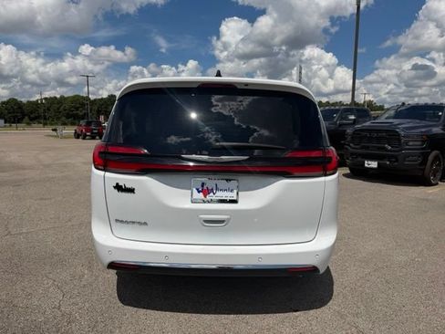 Used 2024 Chrysler Pacifica Touring-L FWD image 7