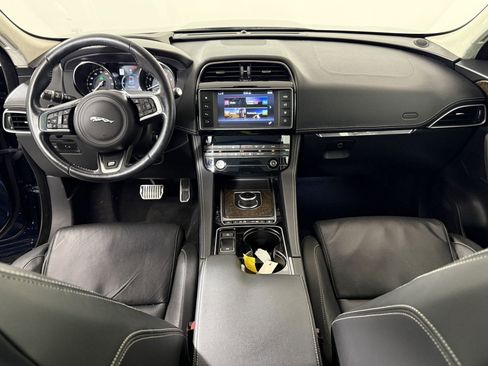 Used 2017 Jaguar F-PACE R-Sport image 14