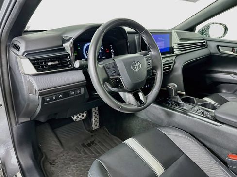Used 2025 Toyota Camry SE FWD image 9