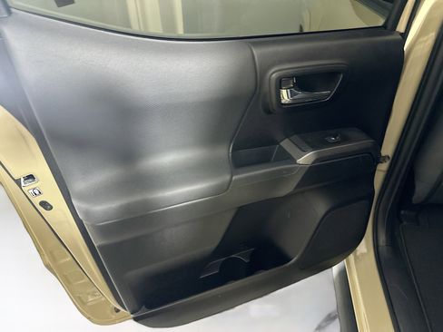 Used 2018 Toyota Tacoma TRD Sport w/ Technology Package image 24