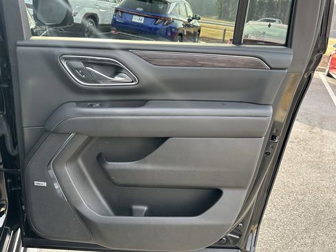 Used 2024 Chevrolet Suburban LT w/ Luxury Package image 19