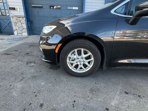 Used 2023 Chrysler Pacifica Touring-L image 2