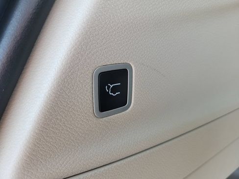 Used 2023 Chrysler Pacifica Touring-L FWD image 9