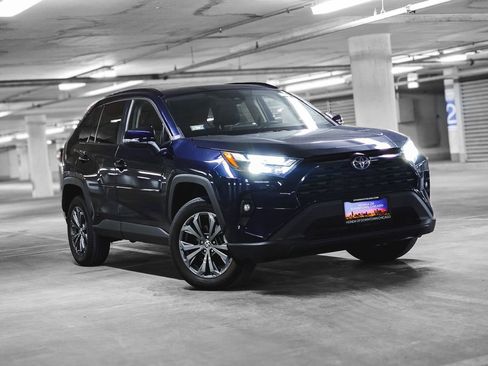 Used 2022 Toyota RAV4 XLE Premium image 4