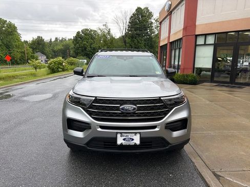 Used 2023 Ford Explorer XLT AWD/4WD image 2