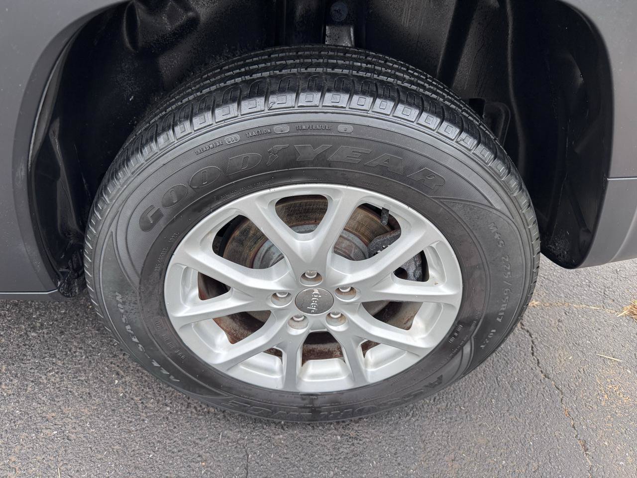 Used 2014 Jeep Cherokee Latitude w/ Comfort/Convenience Group AWD/4WD image 24
