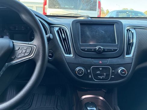 Used 2017 Chevrolet Malibu LT image 12