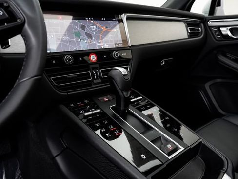 Certified 2026 Porsche Macan AWD/4WD image 18