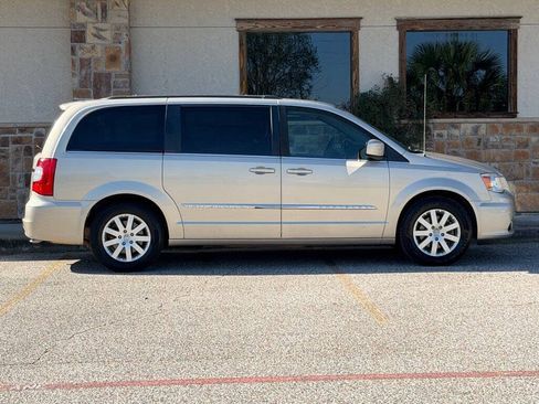 Used 2015 Chrysler Town & Country Touring w/ Driver Convenience Group image 10