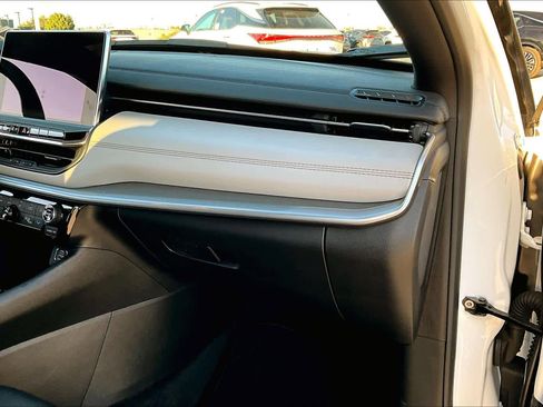 Used 2025 Jeep Compass Limited image 18