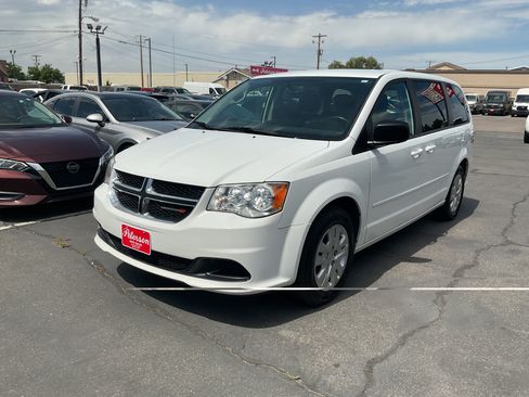 Used 2017 Dodge Grand Caravan SE w/ UConnect Hands-Free Group FWD image 2